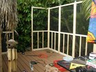 die Terrasse zw. Gartenhaus und Voliere zu einem Raum machen, aber doch luftig